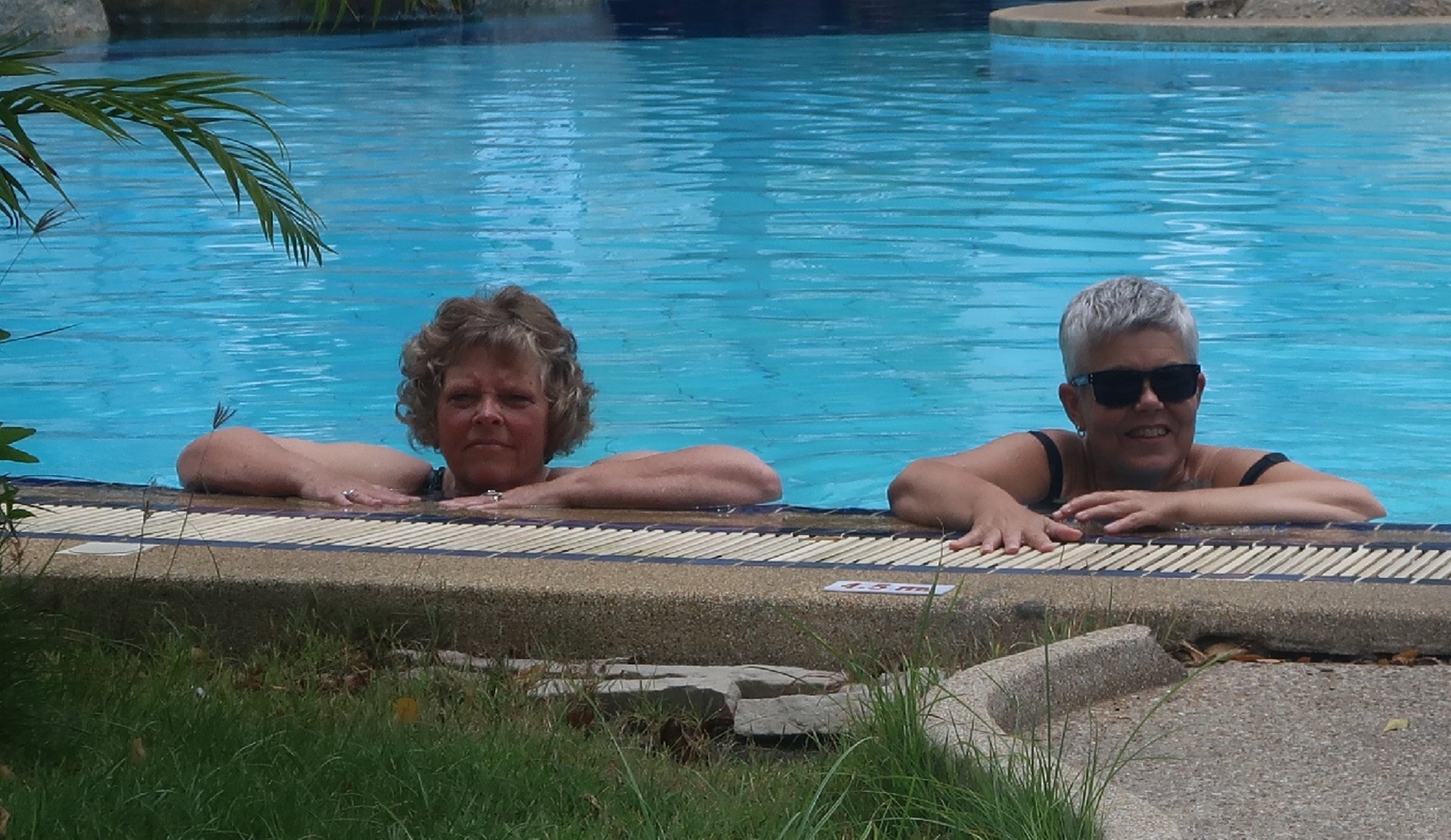 Lene og Dorthe i pool