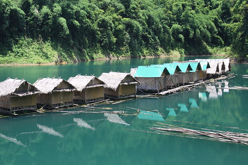 800px Rafthouses in Khao Sok national park